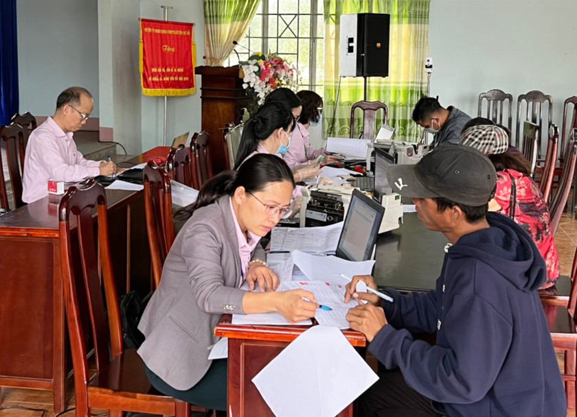 Thông qua các điểm giao dịch xã, Phòng Giao dịch NHCSXH huyện Chư Sê thực hiện tốt công tác tuyên truyền, huy động vốn từ dân cư. Ảnh: Sơn Ca