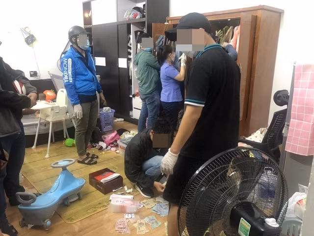 Các trinh sát thu giữ nhiều vật chứng liên quan vụ án