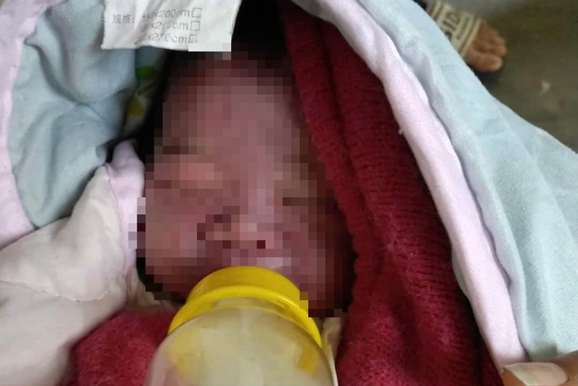 Bé trai bị bỏ rơi ngày 24.2 tại xã Đăk Mar đã có người nhận nuôi. Ảnh: CTV