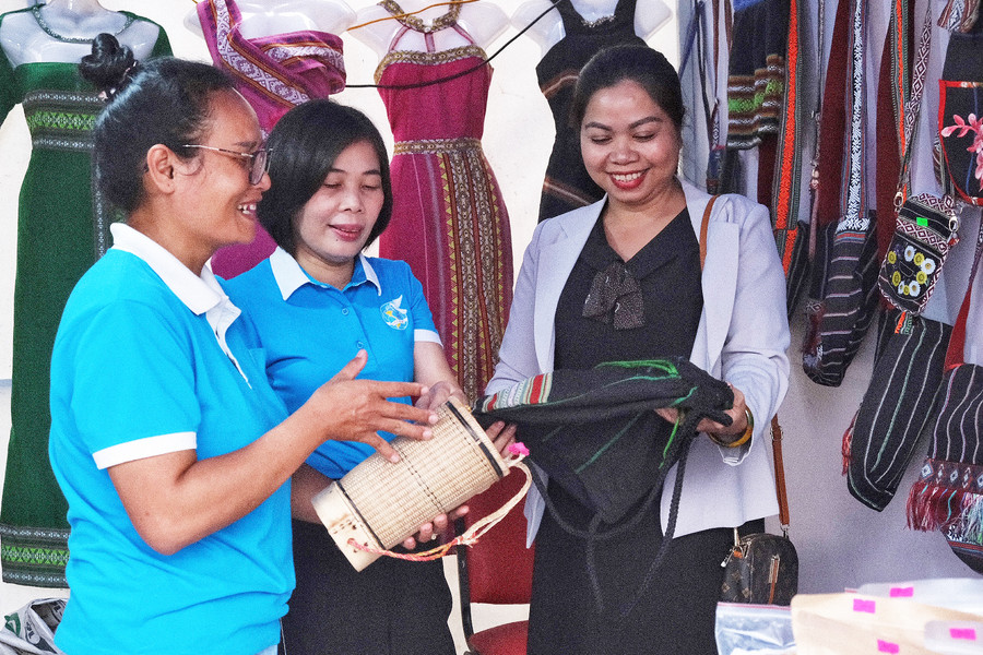 Bà Rơ Chăm H’Hồng (bìa phải)-Chủ tịch Hội LHPN tỉnh tham quan gian hàng khởi nghiệp dựa trên tài nguyên bản địa tại “Ngày hội phụ nữ khởi nghiệp sáng tạo” năm 2022. Ảnh: Minh Châu