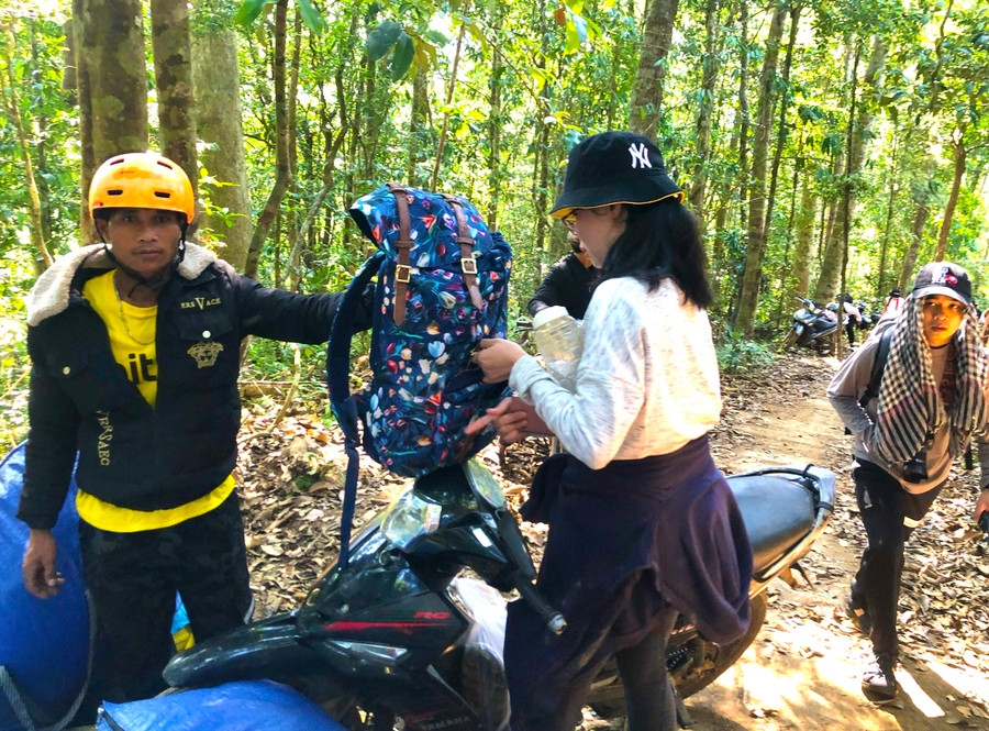 Anh Đinh Văn Quý (làng Đak Tơ Nglông, xã Sơn Lang) chuẩn bị chở khách vào thác 50. Ảnh: Minh Nguyễn