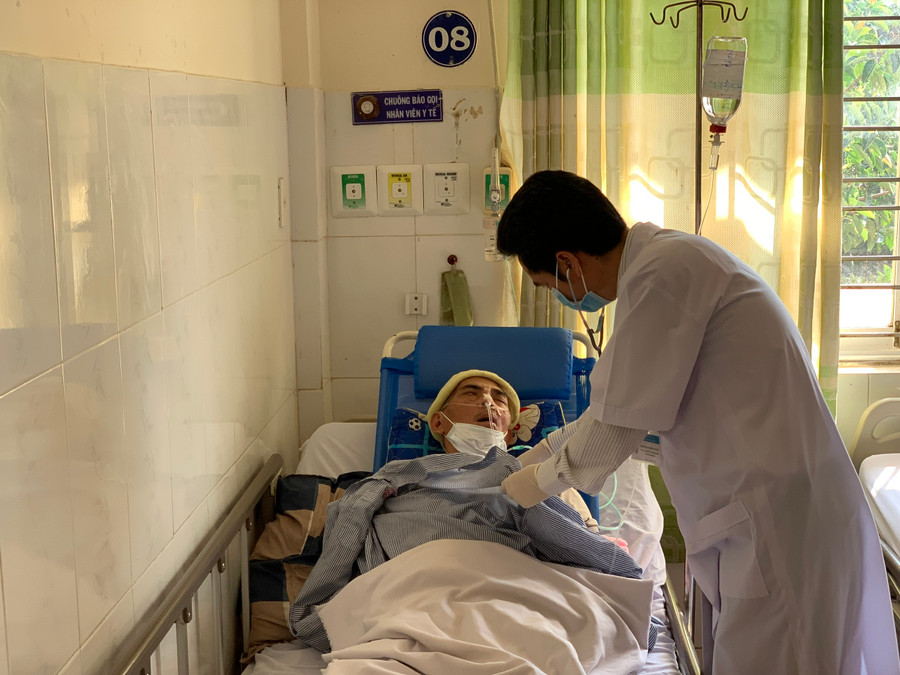 Tiến sĩ, bác sĩ Nguyễn Thành Công-Trưởng khoa Lão (Bệnh viện Đa khoa tỉnh) thăm khám cho bệnh nhân ở phòng bệnh nặng. Ảnh: Như Nguyện Tiến sĩ, bác sĩ Nguyễn Thành Công-Trưởng khoa Lão (Bệnh viện Đa khoa tỉnh) thăm khám cho bệnh nhân ở phòng bệnh nặng. Ảnh: Như Nguyện