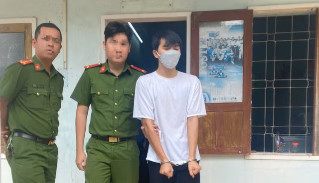 Công an TX.Hoài Nhơn thi hành quyết định bắt tạm giam đối với Lê Nguyên Hưng. Ảnh: Trị Bình