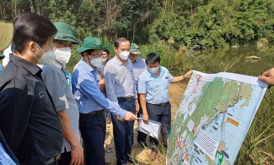 Đoàn công tác Ban chỉ đạo một số công trình, dự án trọng điểm tỉnh Đắk Lắk giai đoạn 2021-2025 (Ban Chỉ đạo 321) khảo sát, kiểm tra thực tế tại các địa phương có dự án đường bộ cao tốc Khánh Hòa – Buôn Ma Thuột. Ảnh: Daklak.Gov
