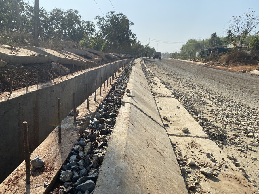 Các thanh sắt nhọn trồi trên bề mặt đường chỉ chờ người sập vào. Ảnh: Thanh Tuấn Các thanh sắt nhọn trồi trên bề mặt đường chỉ chờ người sập vào. Ảnh: Thanh Tuấn