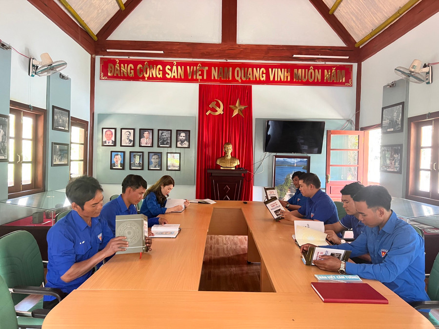 Cán bộ, đoàn viên thanh niên huyện Đak Pơ tìm hiểu thông tin về Căn cứ địa cách mạng Khu 10 (xã Krong, huyện Kbang) qua những trang tư liệu, sách viết về Khu 10. Ảnh: Ngọc Minh Cán bộ, đoàn viên thanh niên huyện Đak Pơ tìm hiểu thông tin về Căn cứ địa cách mạng Khu 10 (xã Krong, huyện Kbang) qua những trang tư liệu, sách viết về Khu 10. Ảnh: Ngọc Minh