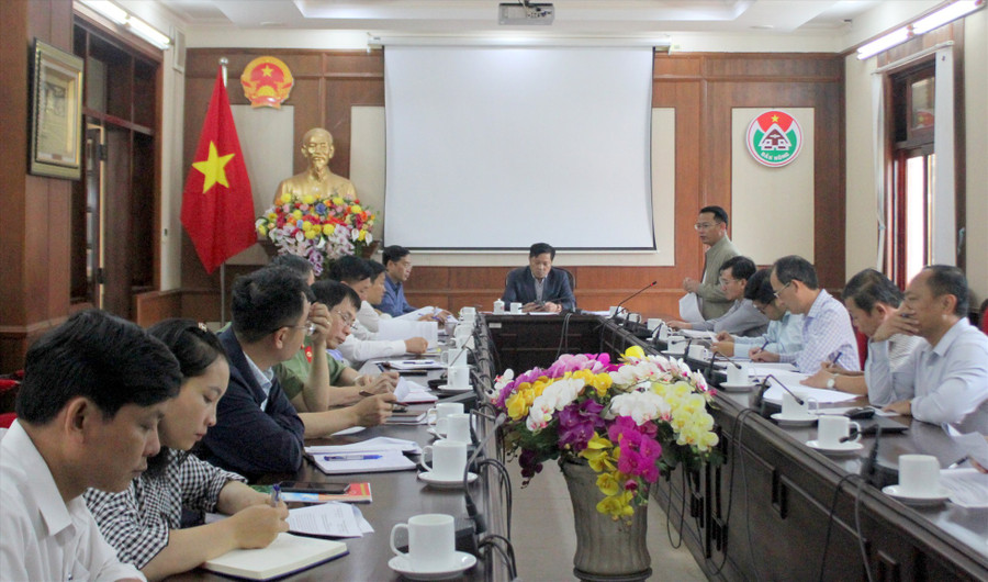 Phó Chủ tịch UBND tỉnh Đắk Nông Lê Trọng Yên chủ trì cuộc họp tháo gỡ khó khăn, vướng mắc cho dự án khai thác bô xít. Ảnh: Lê Dung Phó Chủ tịch UBND tỉnh Đắk Nông Lê Trọng Yên chủ trì cuộc họp tháo gỡ khó khăn, vướng mắc cho dự án khai thác bô xít. Ảnh: Lê Dung