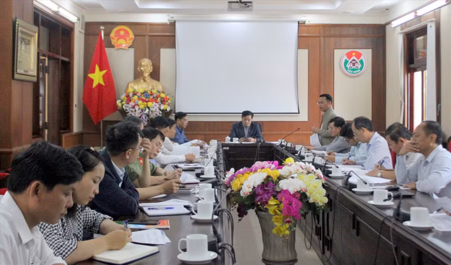 Phó Chủ tịch UBND tỉnh Đắk Nông Lê Trọng Yên chủ trì cuộc họp tháo gỡ khó khăn, vướng mắc cho dự án khai thác bô xít. Ảnh: Lê Dung