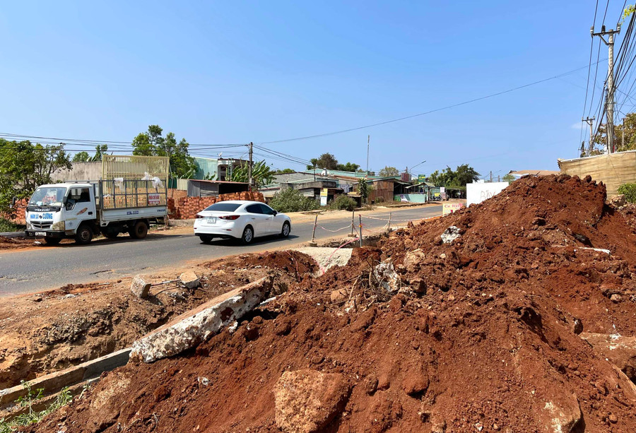 Tại nhiều đoạn trên tuyến quốc lộ 19, đơn vị thi công đào múc rãnh sâu rồi bỏ đó, người dân phải tự dọn đất để lấy lối đi. Ảnh: Minh Nguyễn Tại nhiều đoạn trên tuyến quốc lộ 19, đơn vị thi công đào múc rãnh sâu rồi bỏ đó, người dân phải tự dọn đất để lấy lối đi. Ảnh: Minh Nguyễn