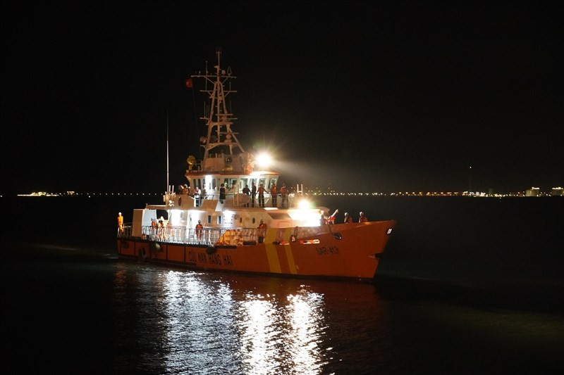 Tàu SAR 413 đang có mặt tại hiện trường tìm kiếm 2 thuyền viên còn lại. Ảnh: Thành An Tàu SAR 413 đang có mặt tại hiện trường tìm kiếm 2 thuyền viên còn lại. Ảnh: Thành An