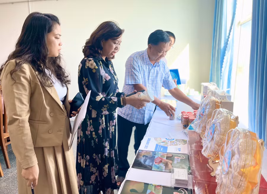 Việc trao đổi, tiêu thụ hàng hóa sẽ tạo điều kiện cho người tiêu dùng ở 2 tỉnh được sử dụng sản phẩm đặc trưng với chất lượng tốt. Ảnh: Thảo Nguyên