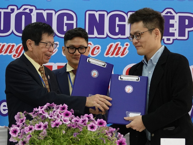 Lãnh đạo Trường ĐH Quang Trung ký kết hợp tác với doanh nghiệp nước ngoài. Ảnh: Hoàng Trọng