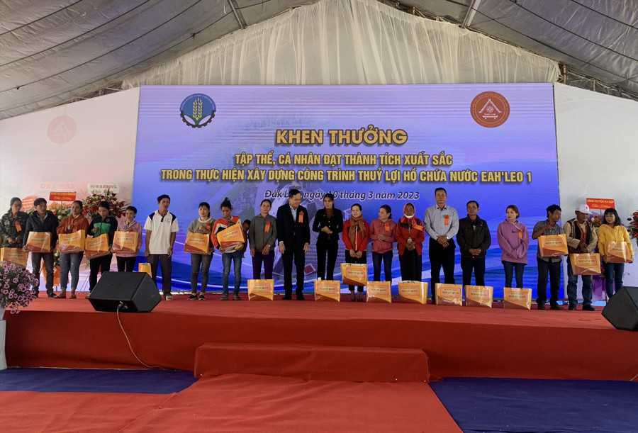 Nhân dịp này, các cấp, ngành của Trung ương, địa phương đã trao các phần quà cho các gia đình hộ nghèo, có hoàn cảnh khó khăn trong vùng dự án. Ảnh: Công Bắc Nhân dịp này, các cấp, ngành của Trung ương, địa phương đã trao các phần quà cho các gia đình hộ nghèo, có hoàn cảnh khó khăn trong vùng dự án. Ảnh: Công Bắc