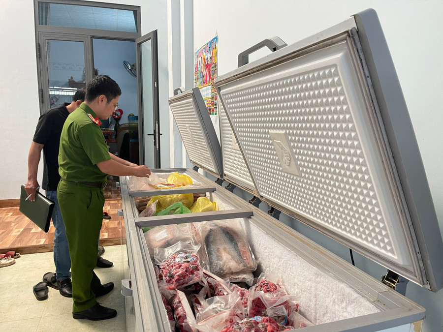 Lực lượng chức năng kiểm tra cơ sở kinh doanh thực phẩm đông lạnh không rõ nguồn gốc. Lực lượng chức năng kiểm tra cơ sở kinh doanh thực phẩm đông lạnh không rõ nguồn gốc.