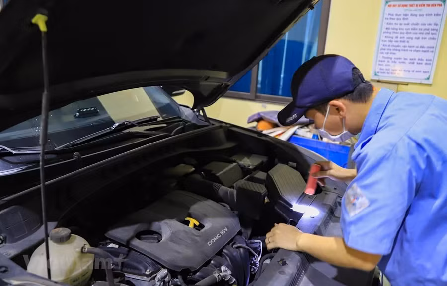 Nhân viên đăng kiểm đang thực hiện các quy trình kiểm định xe cơ giới. (Ảnh: Hoài Nam/Vietnam+)