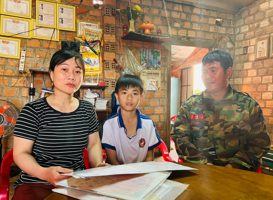 Em Mai Đức Trọng và bố mẹ. Ảnh: Thủy Bình