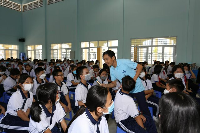 Anh Nguyễn Quốc Huy, Giám đốc điều hành TSNA, truyền cảm hứng đọc sách cho học sinh