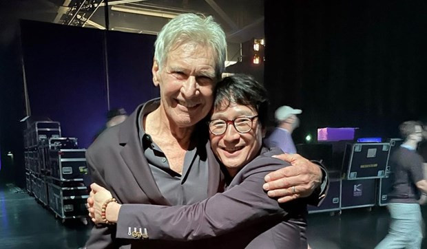 Quan Kế Huy chụp cùng Harrison Ford trong một lần tái ngộ. Ảnh: Twitter Quan Kế Huy chụp cùng Harrison Ford trong một lần tái ngộ. Ảnh: Twitter