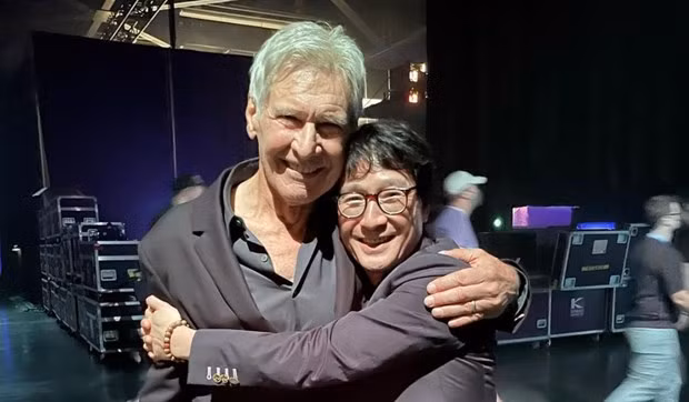 Quan Kế Huy chụp cùng Harrison Ford trong một lần tái ngộ. Ảnh: Twitter