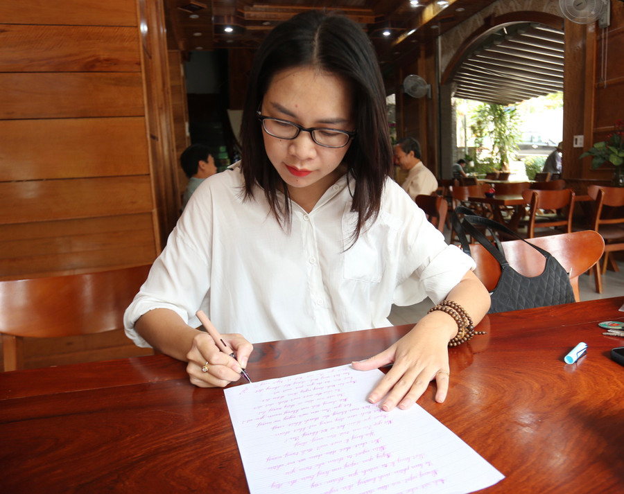 Mỗi khi có thời gian rảnh, chị Đỗ Trần Thu Hằng lại đem bút, giấy ra ngồi viết. Ảnh: Lê Văn Ngọc