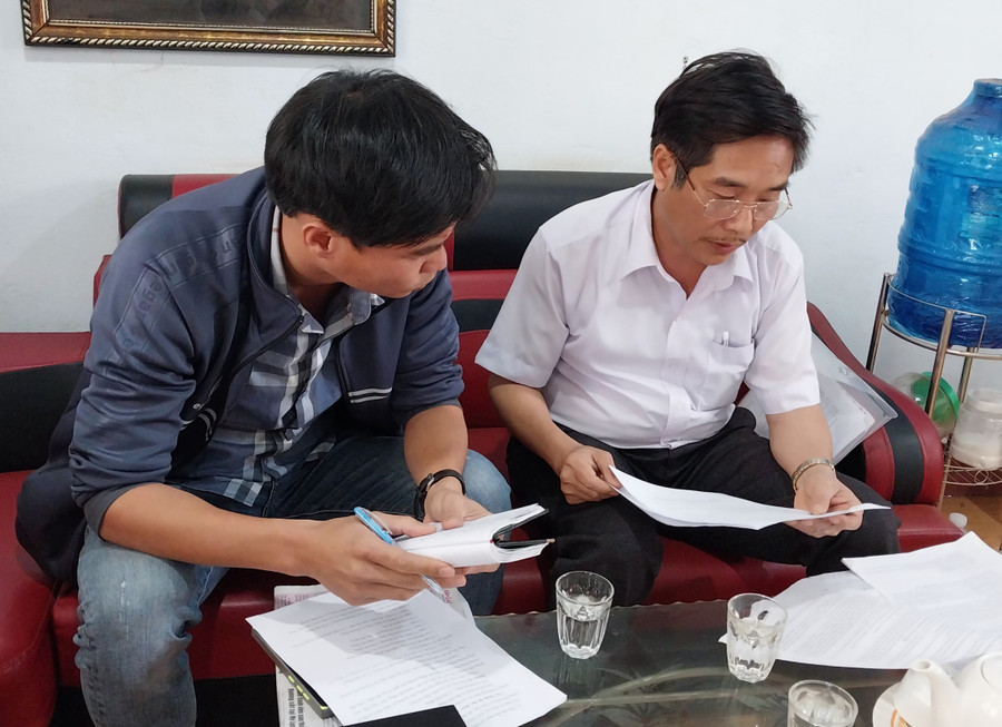 Hiệu trưởng nhà trường Phạm Văn Bình (bìa phải) trao đổi với phóng viên Báo Gia Lai. Ảnh: Nguyễn Tú