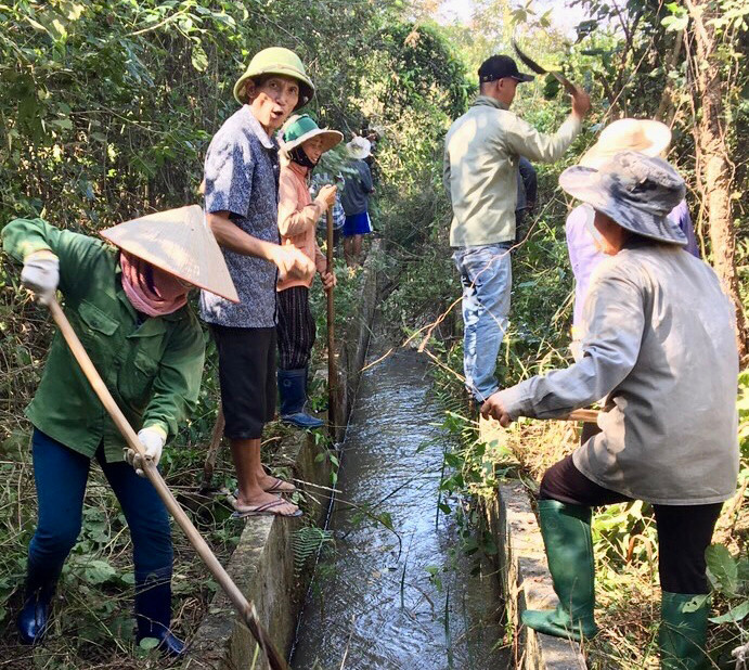 Người dân xã Uar (huyện Krông Pa) nạo vét kênh mương đưa nước về sản xuất. Ảnh: Lê Nam Người dân xã Uar (huyện Krông Pa) nạo vét kênh mương đưa nước về sản xuất. Ảnh: Lê Nam