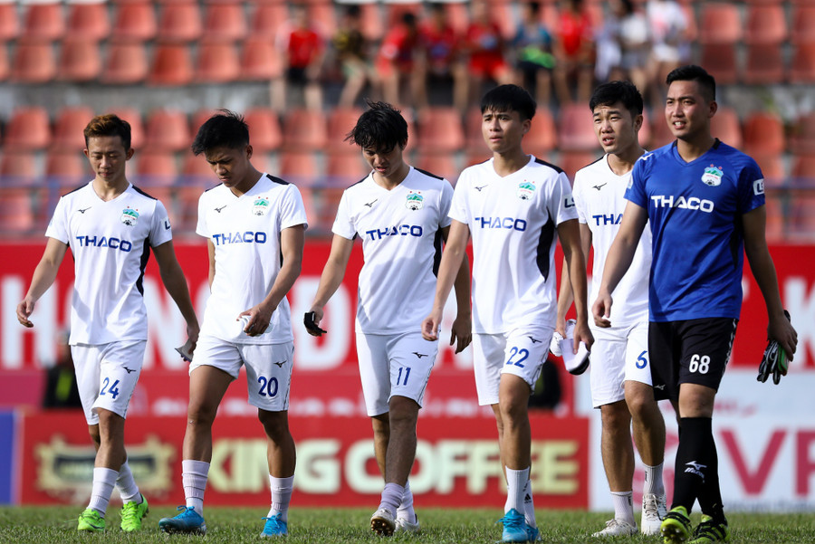 Phan Thanh Hậu (số 22) không thể giành vị trí tiền vệ trung tâm ở HAGL khi phải &quot;đối đầu&quot; Châu Ngọc Quang, Tuấn Anh, Xuân Trường. Ảnh: Minh Chiến