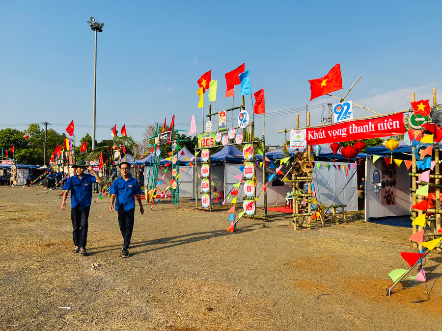 Các cổng trại đầy màu sắc tại hội trại do Đoàn trường THPT Phan Bội Châu tổ chức. Ảnh: Phan Lài Các cổng trại đầy màu sắc tại hội trại do Đoàn trường THPT Phan Bội Châu tổ chức. Ảnh: Phan Lài