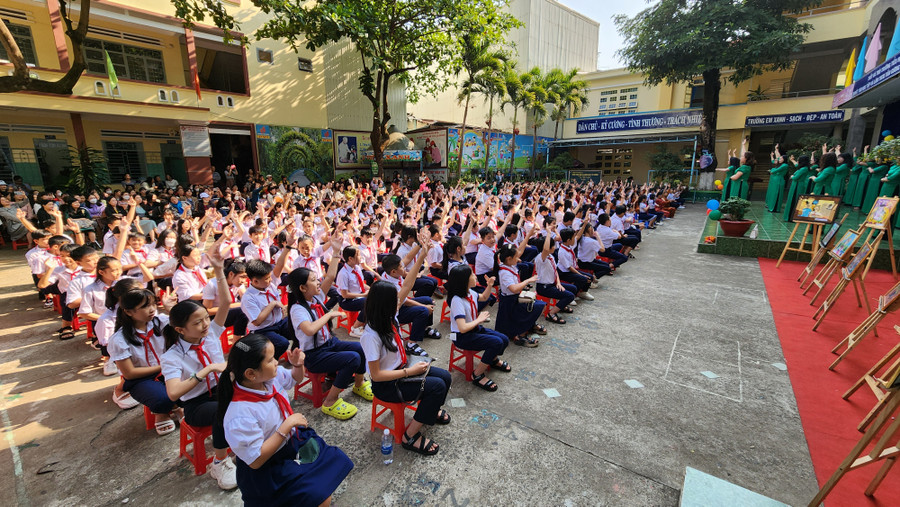 Các em học sinh hào hứng tham gia đồng diễn bài hát chủ đề về mẹ. Ảnh: Bá Bính Các em học sinh hào hứng tham gia đồng diễn bài hát chủ đề về mẹ. Ảnh: Bá Bính