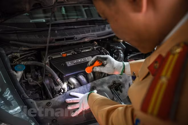 Việc tăng cường nhân lực cho các trung tâm chỉ là tạm thời theo chức năng, nhiệm vụ của Bộ Công an, với tinh thần luôn đồng hành, phục vụ người dân. Ngoài ra, Cục CSGT sẵn sàng hỗ trợ cơ sở, vật chất là các trung tâm đăng kiểm hiện có của lực lượng để phục vụ người dân. Ảnh: Hoài Nam/Vietnam+