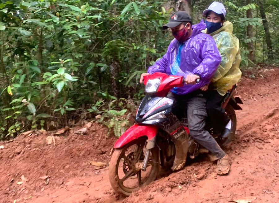 Đường vào thác 50 (huyện Kbang) còn hơn 3 km trơn trượt rất khó đi. Ảnh: Minh Nguyễn