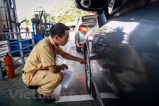 50 cán bộ kiểm định của lực lượng CSGT tăng cường cho công tác đăng kiểm đã bắt tay vào công việc hỗ trợ các trung tâm đăng kiểm. Trong đó, 30 cán bộ CSGT được tăng cường cho 10 trung tâm tại Hà Nội và 20 người cho 9 trung tâm ở Thành phố Hồ Chí Minh. Ảnh: Hoài Nam/Vietnam+