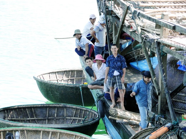 Ngư dân giữa Trường Sa. Ảnh: Văn Chương Nhà nổi ở Trường Sa ảnh 2