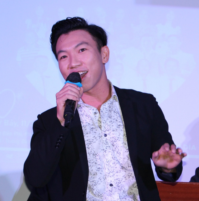 Dĩa cơm biết... hát - Ảnh 2. Bác sĩ Ngọc Minh là ca sĩ “đang lên” của chương trình “Dĩa cơm trên tường”