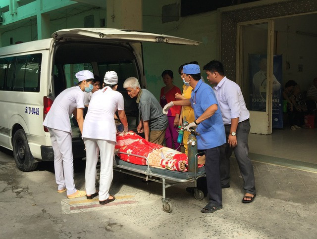 Ân cần, chu đáo với Chuyến xe nghĩa tình. Ảnh: BỆNH VIỆN NGUYỄN TRI PHƯƠNG CUNG CẤP