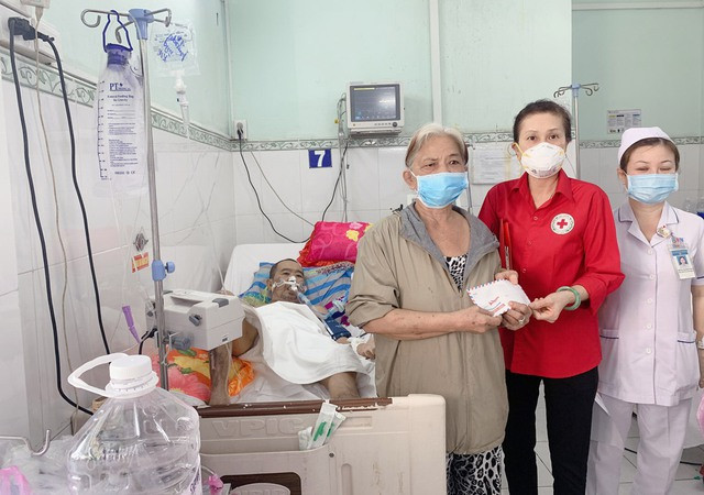 Đại diện Hội Chữ thập đỏ Bệnh viện Nguyễn Tri Phương trao tiền hỗ trợ cho bệnh nhân