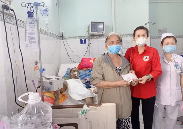 Đại diện Hội Chữ thập đỏ Bệnh viện Nguyễn Tri Phương trao tiền hỗ trợ cho bệnh nhân