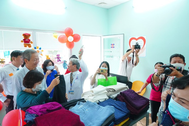 BS Chiến (người mặc áo blouse) tại Gian hàng chia sẻ yêu thương