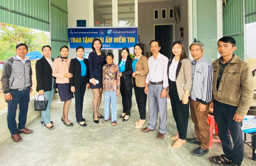 Lễ bàn giao nhà “Mái ấm niềm tin” cho gia đình bà Dương Thị Thanh (thứ 6 từ trái sang). Ảnh: Minh Vy