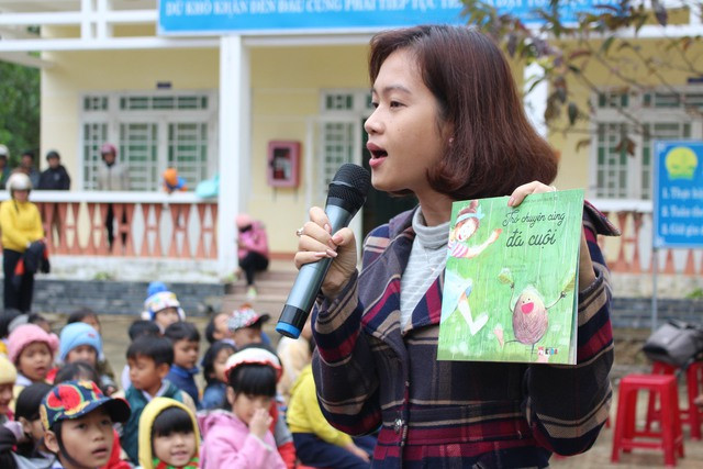 Chị Thu Hương, CEO Trung tâm Anh ngữ Gee-o, cùng TSNA đi tặng sách cho học sinh miền núi