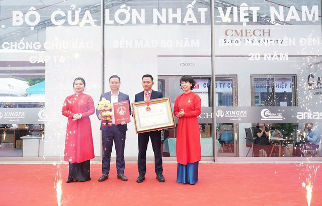 Bộ cửa lùa nhôm kính lớn nhất Việt Nam được trao cho Công ty AseanWindow.