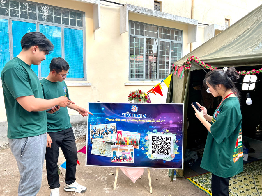 Trại viên quét mã QR tìm hiểu thông tin các chi đoàn tham gia hội trại do Đoàn khối các Cơ quan và Doanh nghiệp tỉnh tổ chức. Ảnh: Phan Lài Trại viên quét mã QR tìm hiểu thông tin các chi đoàn tham gia hội trại do Đoàn khối các Cơ quan và Doanh nghiệp tỉnh tổ chức. Ảnh: Phan Lài