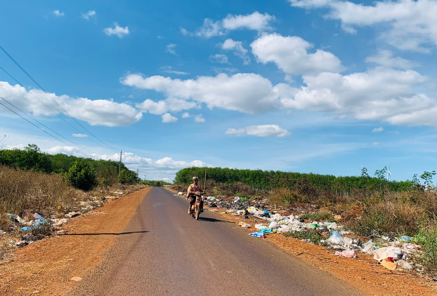 Nhiều địa phương gặp khó vì người dân còn thiếu ý thức thu gom, xử lý rác thải. Ảnh: Nhật Hào