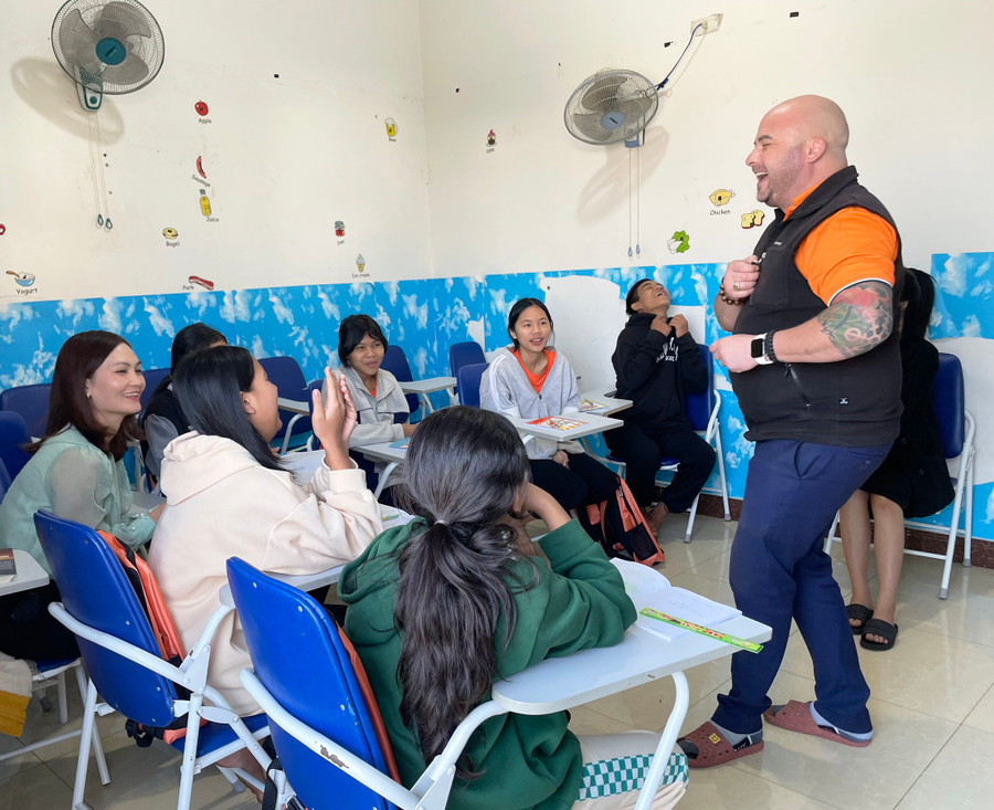 Thầy Luke Williams-giáo viên tiếng Anh của Trung tâm Ngoại ngữ Lalisa luôn tạo không khí sôi nổi cho mỗi buổi học của “Lớp tiếng Anh hạnh phúc”. Ảnh: Phan Lài Thầy Luke Williams-giáo viên tiếng Anh của Trung tâm Ngoại ngữ Lalisa luôn tạo không khí sôi nổi cho mỗi buổi học của “Lớp tiếng Anh hạnh phúc”. Ảnh: Phan Lài