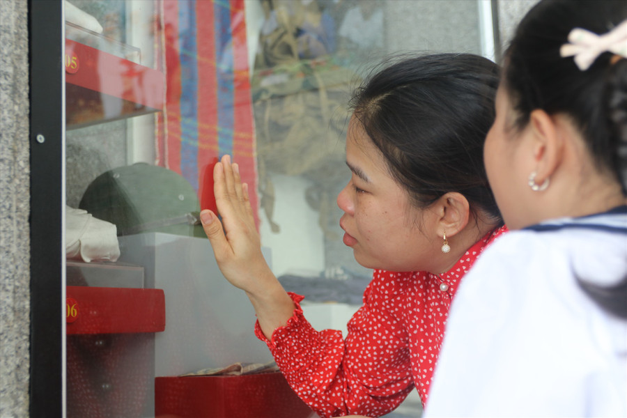 Con gái liệt sĩ Phan Huy Sơn (Nghệ An) xúc động trước kỷ vật của bố được lưu giữ tại bảo tàng Gạc Ma. Ảnh: Phương Linh Con gái liệt sĩ Phan Huy Sơn (Nghệ An) xúc động trước kỷ vật của bố được lưu giữ tại bảo tàng Gạc Ma. Ảnh: Phương Linh