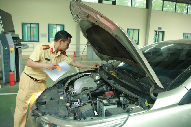 Theo thống kê, vào thời điểm trước khi được bổ sung nhân lực, trung tâm đăng kiểm tại Hà Nội chỉ duy trì một dây chuyền kiểm định với công suất 60 xe/ngày. Ảnh: Hoài Nam/Vietnam+ Theo thống kê, vào thời điểm trước khi được bổ sung nhân lực, trung tâm đăng kiểm tại Hà Nội chỉ duy trì một dây chuyền kiểm định với công suất 60 xe/ngày. Ảnh: Hoài Nam/Vietnam+