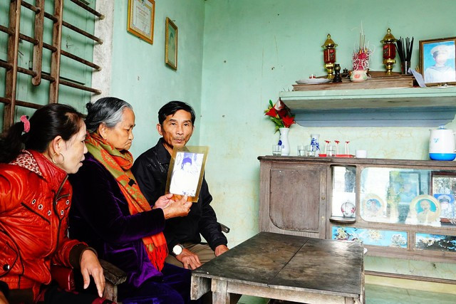 Mẹ Trương Thị Bảo với tấm hình duy nhất của con trai - liệt sĩ Trương Minh Thương. Ảnh: Mai Thanh Hải Mẹ Trương Thị Bảo với tấm hình duy nhất của con trai - liệt sĩ Trương Minh Thương. Ảnh: Mai Thanh Hải