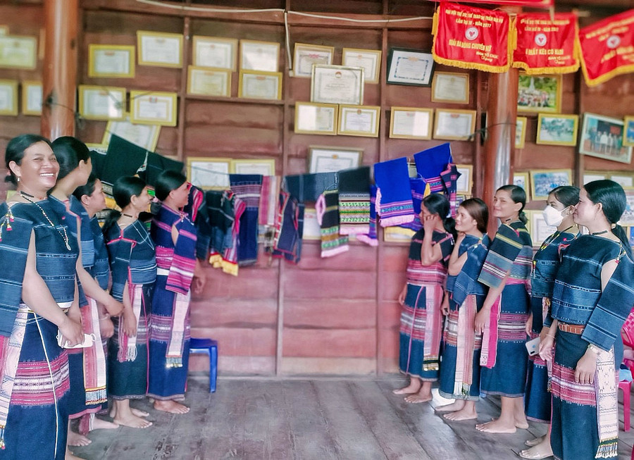 Ra mắt CLB “Dân vũ thể thao-Dệt thổ cẩm” tại huyện Đak Pơ. Ảnh: Hoàng Ngọc