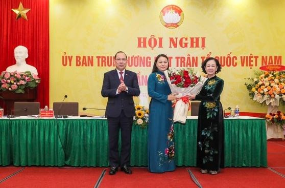 Thường trực Ban Bí thư, Trưởng ban Tổ chức Trung ương Trương Thị Mai (phải) chúc mừng bà Nguyễn Thị Thu Hà và ông Hoàng Công Thủy. Nguồn: Sài Gòn giải phóng Thường trực Ban Bí thư, Trưởng ban Tổ chức Trung ương Trương Thị Mai (phải) chúc mừng bà Nguyễn Thị Thu Hà và ông Hoàng Công Thủy. Nguồn: Sài Gòn giải phóng