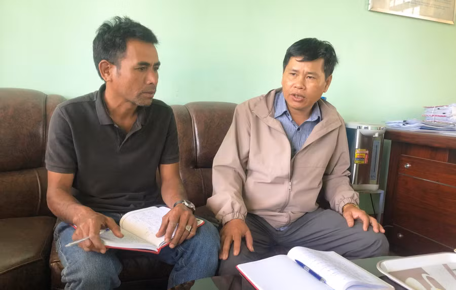 Ông Đinh Duy Nguyên (bìa phải)-Bí thư Đảng ủy xã Ia Khươl trao đổi với Bí thư Chi bộ làng Kách về công tác phát triển đảng viên. Ảnh: Phương Dung